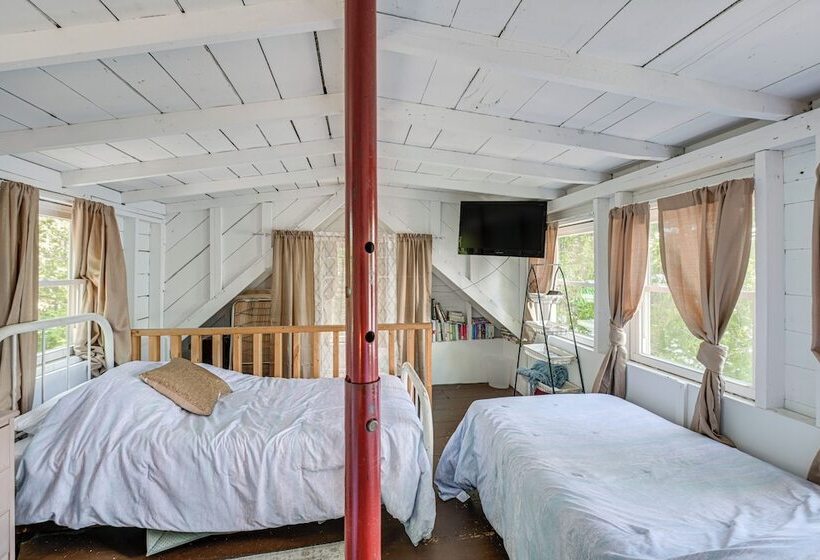 Picturesque Lakefront Cabin In Whiting, Maine!