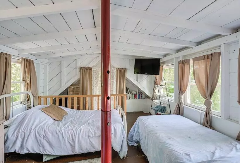 Picturesque Lakefront Cabin In Whiting, Maine!