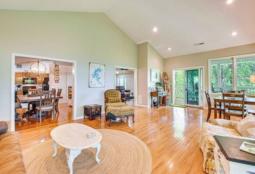 Spacious Home In Hiawassee W/ Mountain Views!