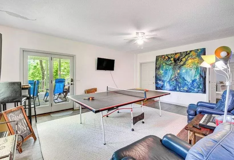 Spacious Home In Hiawassee W/ Mountain Views!