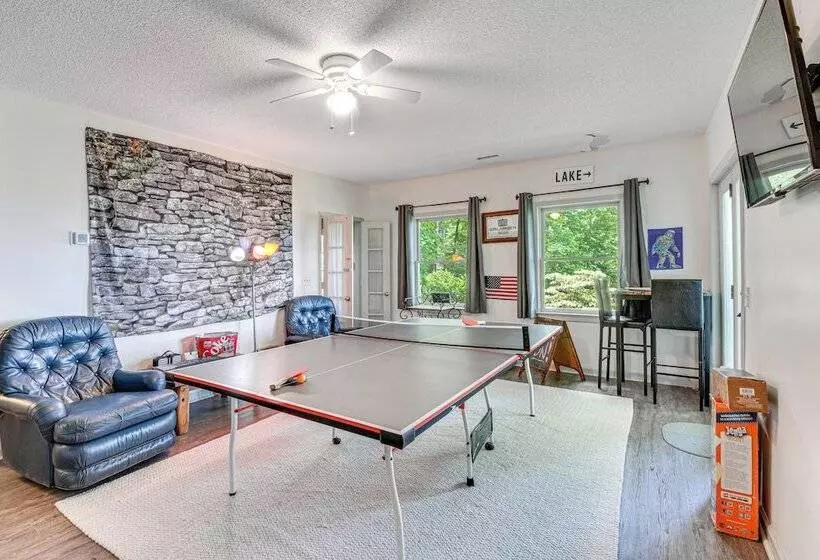 Spacious Home In Hiawassee W/ Mountain Views!