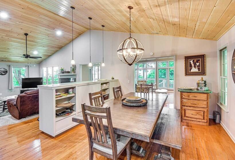 Spacious Home In Hiawassee W/ Mountain Views!