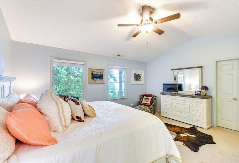 Spacious Home In Hiawassee W/ Mountain Views!