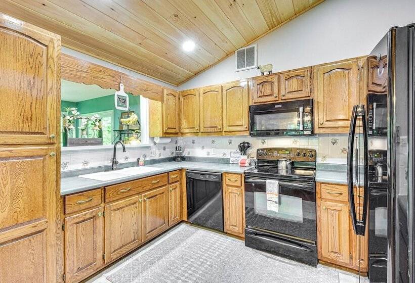 Spacious Home In Hiawassee W/ Mountain Views!