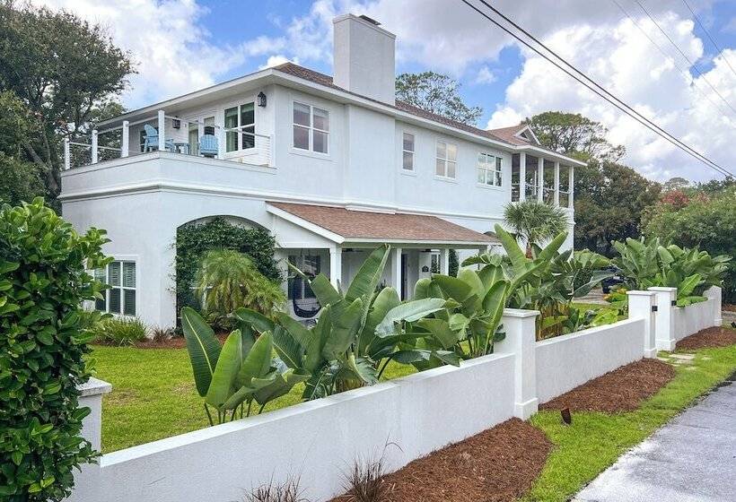 Spacious Jekyll Island Home: Steps To The Ocean!