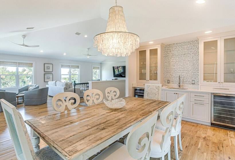 Spacious Jekyll Island Home: Steps To The Ocean!