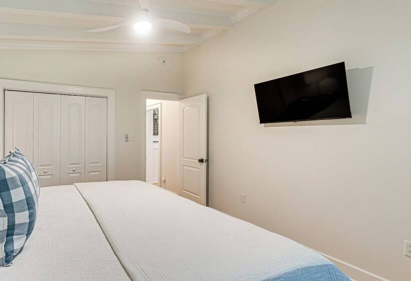 Spacious Jekyll Island Home: Steps To The Ocean!