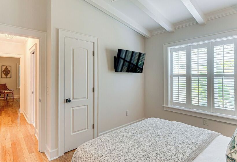 Spacious Jekyll Island Home: Steps To The Ocean!