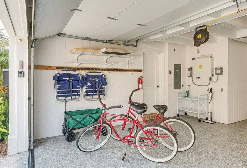 Spacious Jekyll Island Home: Steps To The Ocean!