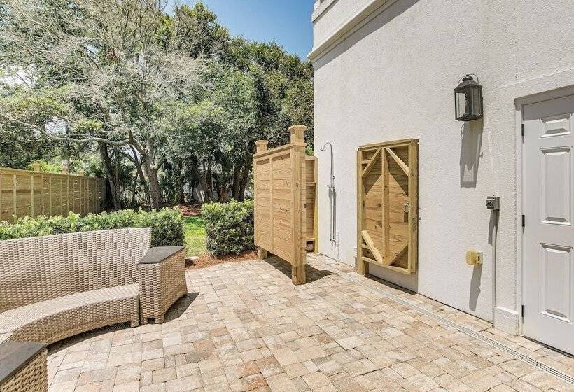 Spacious Jekyll Island Home: Steps To The Ocean!