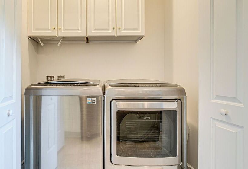 Spacious Jekyll Island Home: Steps To The Ocean!