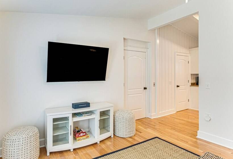 Spacious Jekyll Island Home: Steps To The Ocean!