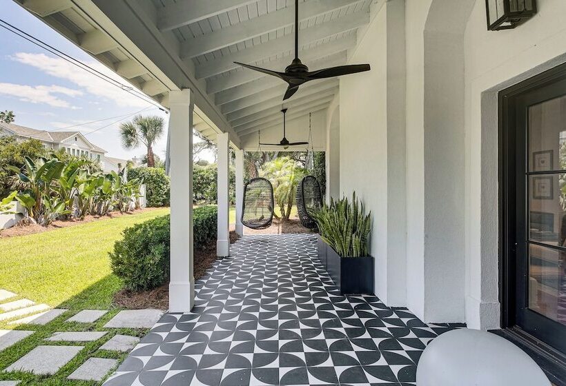 Spacious Jekyll Island Home: Steps To The Ocean!