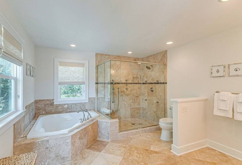 Spacious Jekyll Island Home: Steps To The Ocean!