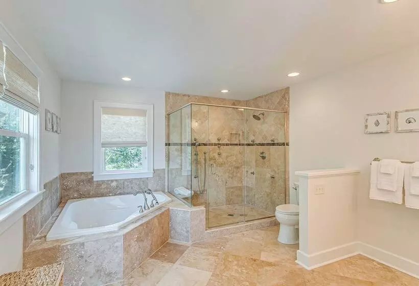 Spacious Jekyll Island Home: Steps To The Ocean!