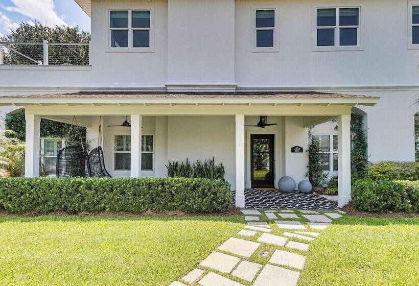 Spacious Jekyll Island Home: Steps To The Ocean!