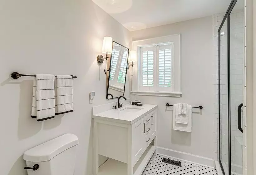 Spacious Jekyll Island Home: Steps To The Ocean!