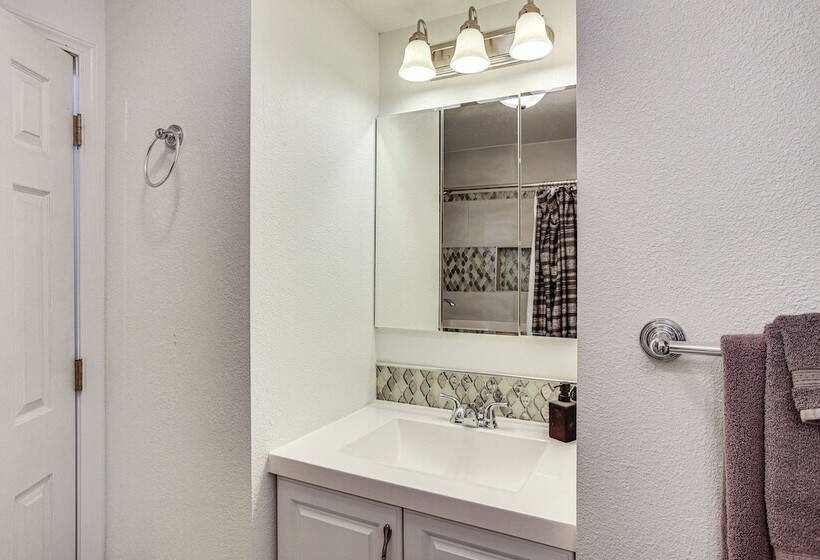 Tacoma Retreat W/ Fire Pit   Walk To Lake Access!