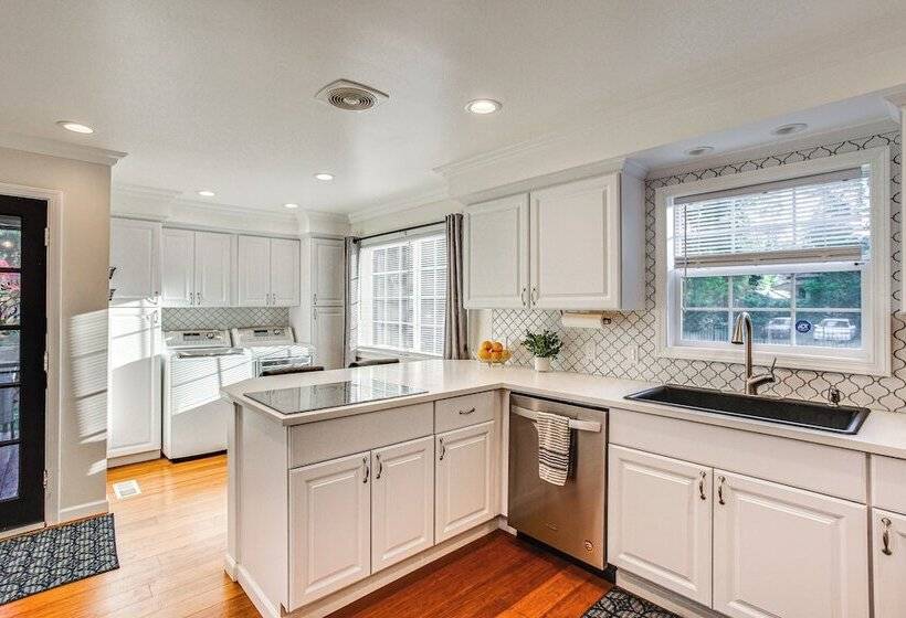 Tacoma Retreat W/ Fire Pit   Walk To Lake Access!