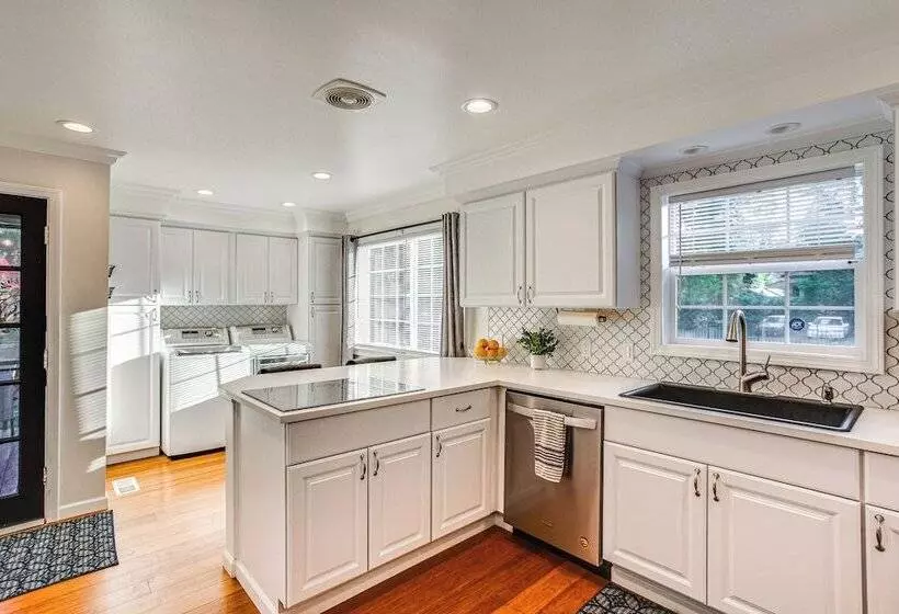 Tacoma Retreat W/ Fire Pit   Walk To Lake Access!