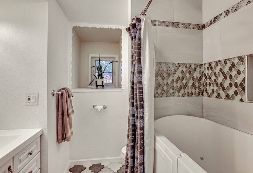 Tacoma Retreat W/ Fire Pit   Walk To Lake Access!