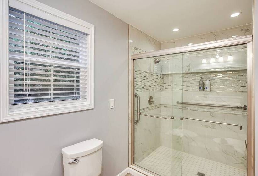 Tacoma Retreat W/ Fire Pit   Walk To Lake Access!