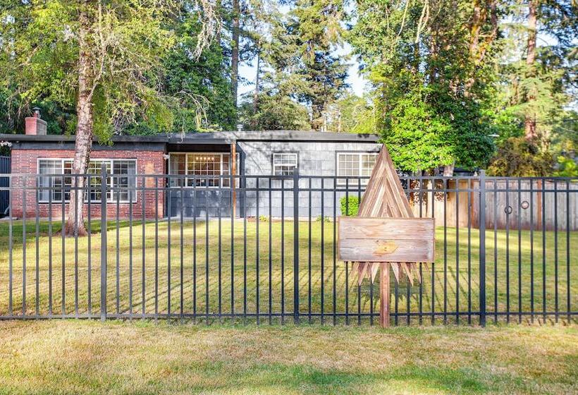 Tacoma Retreat W/ Fire Pit   Walk To Lake Access!