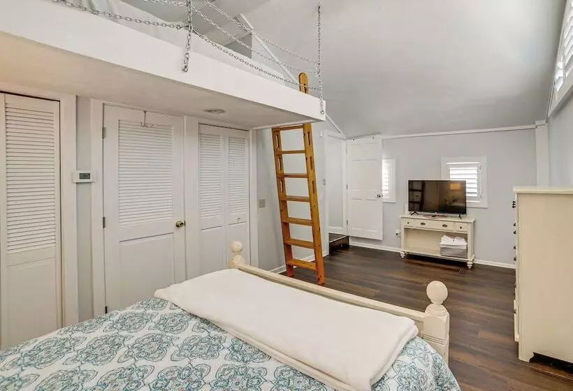 Waterfront Clarklake Escape   Deck, Dock & Views