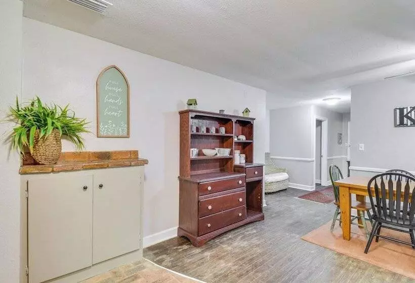 Cozy Fairhope Retreat W/ Patio & Grill!