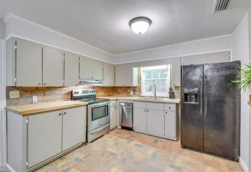 Cozy Fairhope Retreat W/ Patio & Grill!