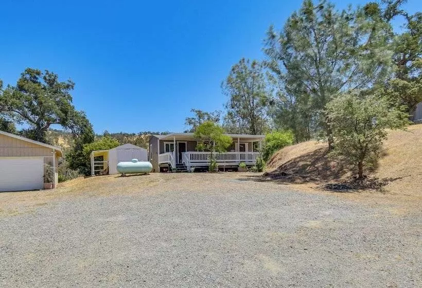 La Grange Home W/ Covered Patio & Gas Grill!