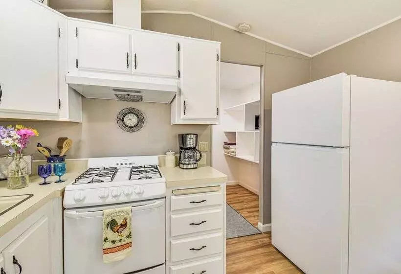 La Grange Home W/ Covered Patio & Gas Grill!