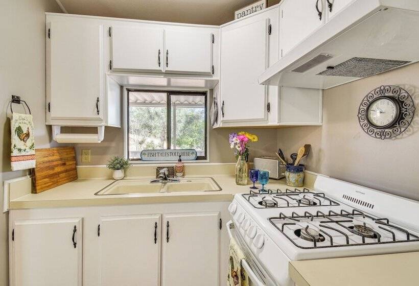 La Grange Home W/ Covered Patio & Gas Grill!