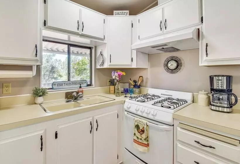 La Grange Home W/ Covered Patio & Gas Grill!