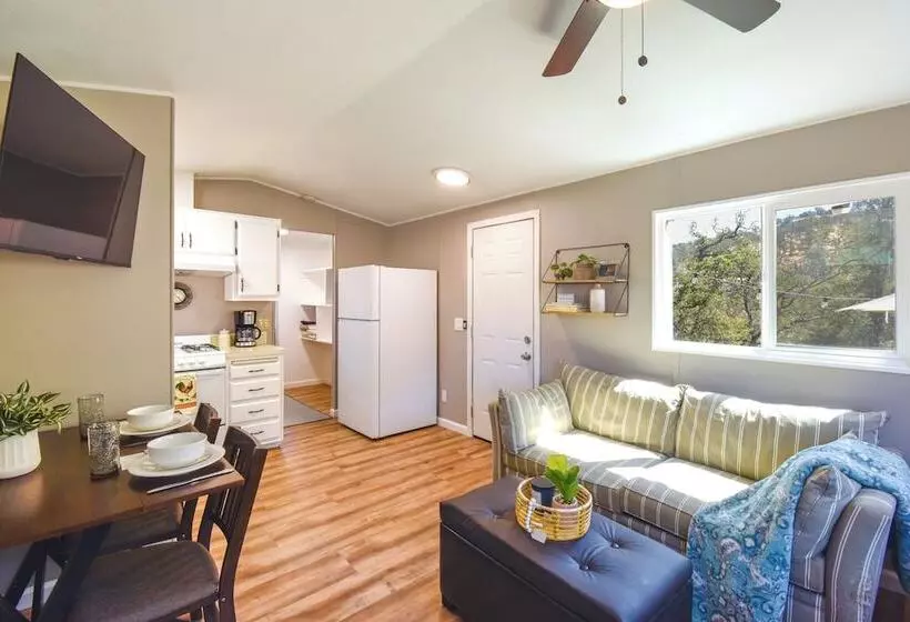 La Grange Home W/ Covered Patio & Gas Grill!