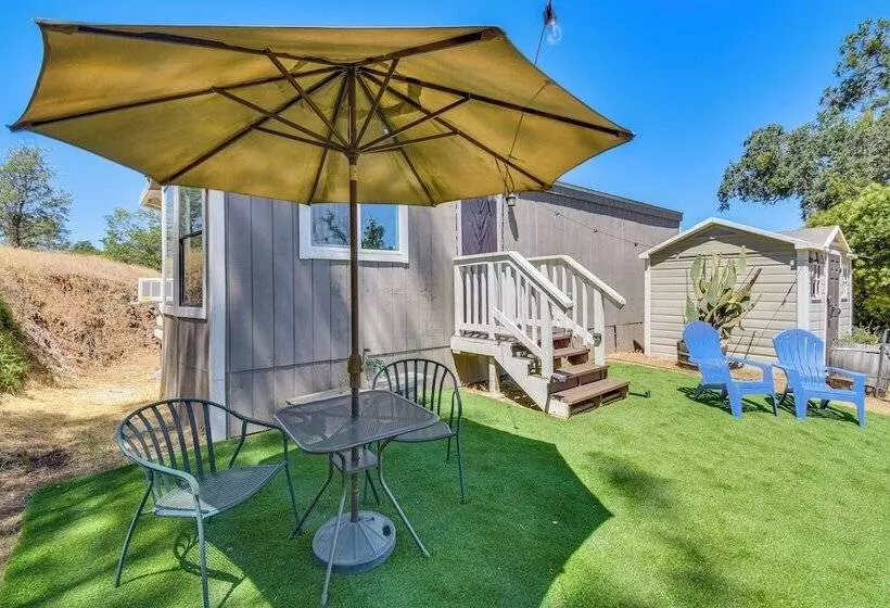 La Grange Home W/ Covered Patio & Gas Grill!