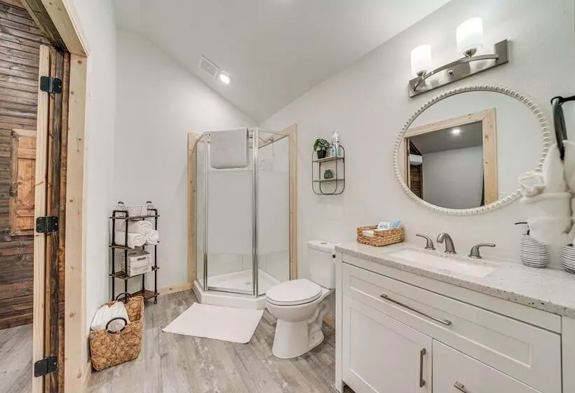 Secluded Broken Bow Cabin W/ Fishing Pond & Views!