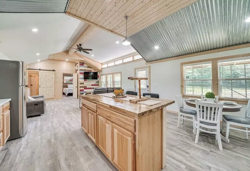 Secluded Broken Bow Cabin W/ Fishing Pond & Views!