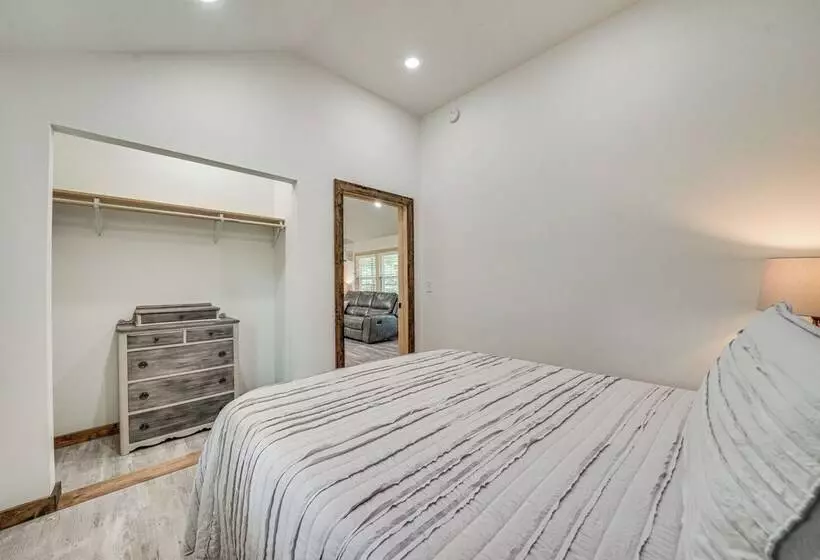 Secluded Broken Bow Cabin W/ Fishing Pond & Views!