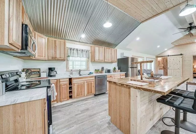 Secluded Broken Bow Cabin W/ Fishing Pond & Views!