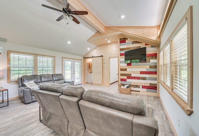 Secluded Broken Bow Cabin W/ Fishing Pond & Views!