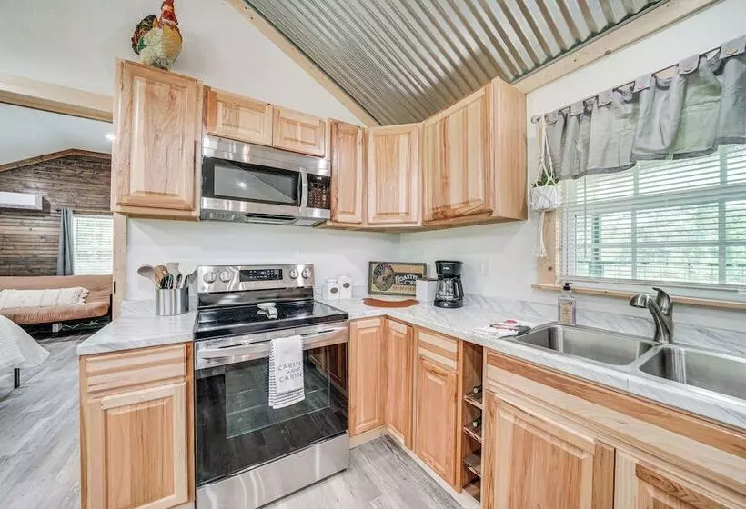 Secluded Broken Bow Cabin W/ Fishing Pond & Views!