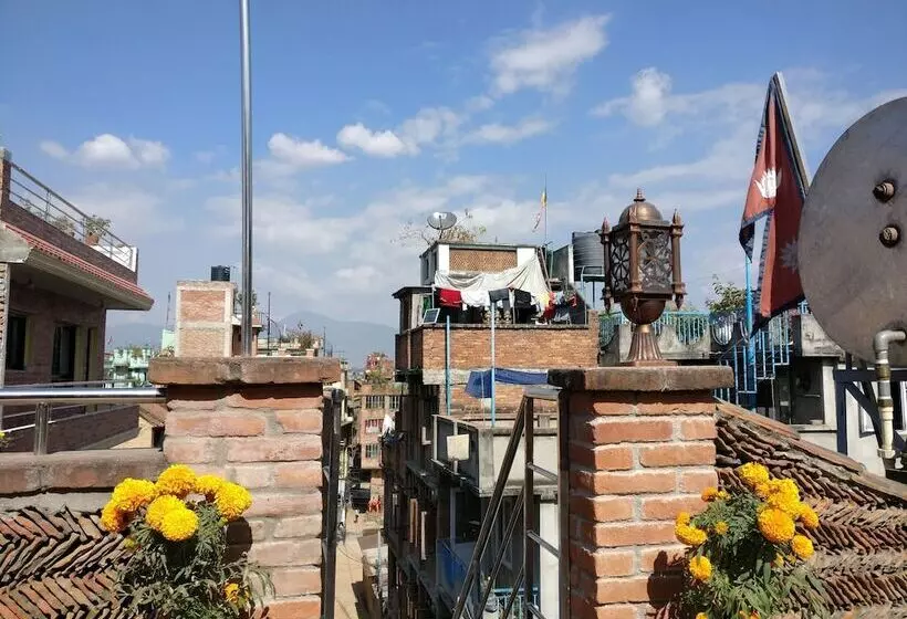 تختخواب و صبحانه Hiranya Guest House