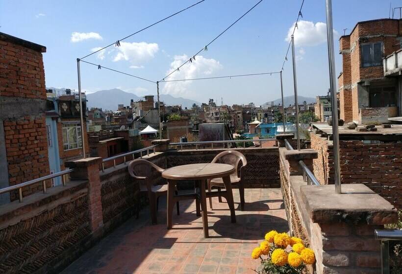 تختخواب و صبحانه Hiranya Guest House