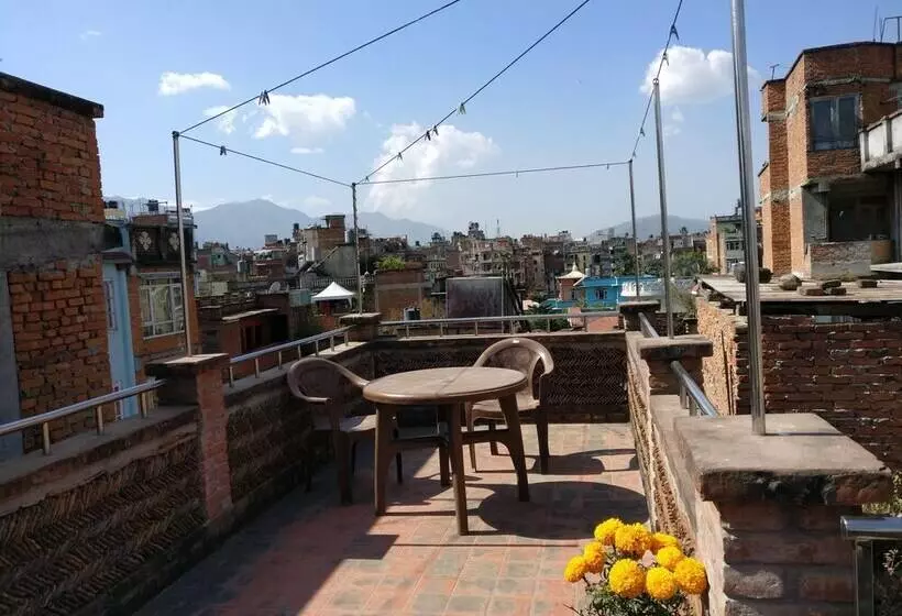 تختخواب و صبحانه Hiranya Guest House