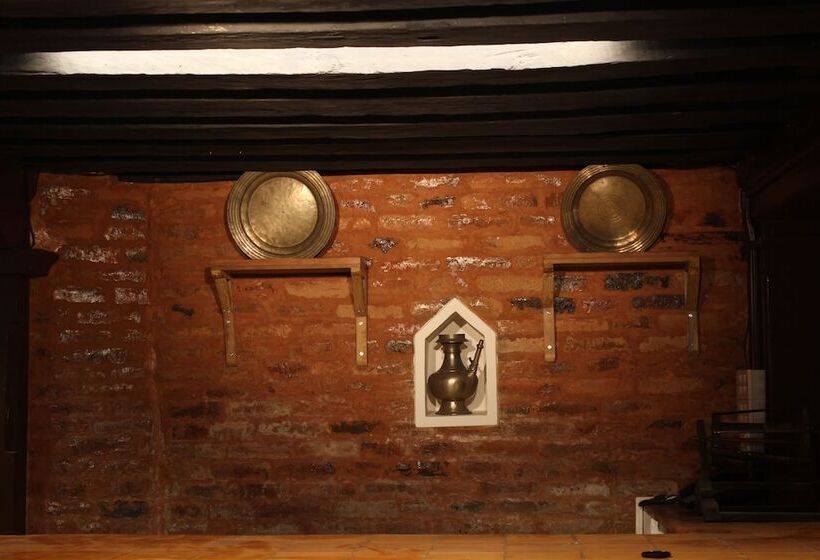 تختخواب و صبحانه Hiranya Guest House