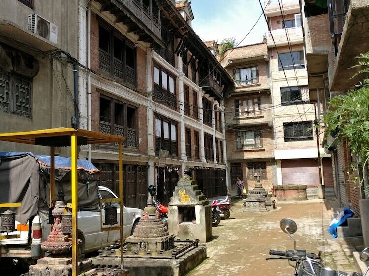 تختخواب و صبحانه Hiranya Guest House