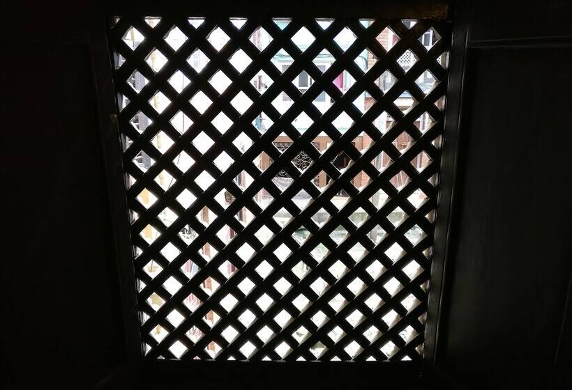 تختخواب و صبحانه Hiranya Guest House