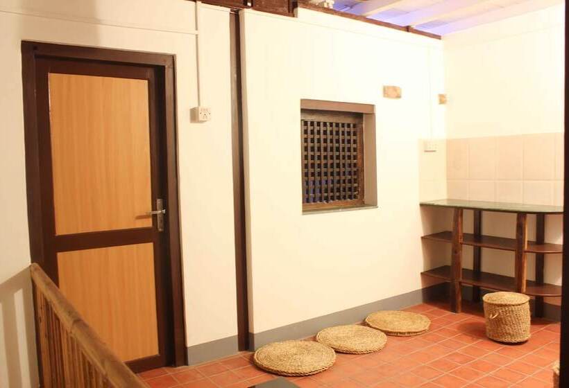 تختخواب و صبحانه Hiranya Guest House