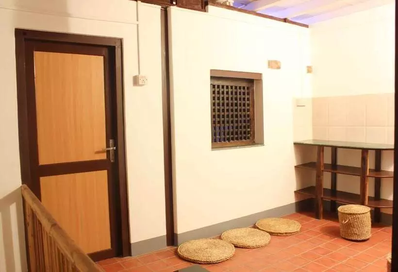 تختخواب و صبحانه Hiranya Guest House